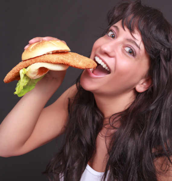 Frau genießt Schnitzelbrötchen